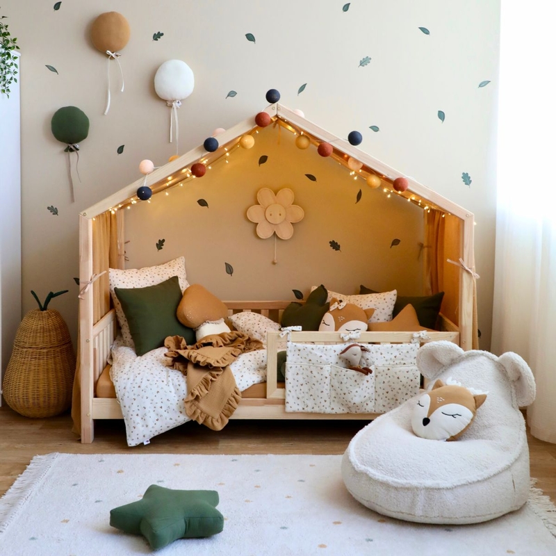 Natur Kinderzimmer mit Hausbett &amp; Walddeko in Camel, Creme &amp; Grün