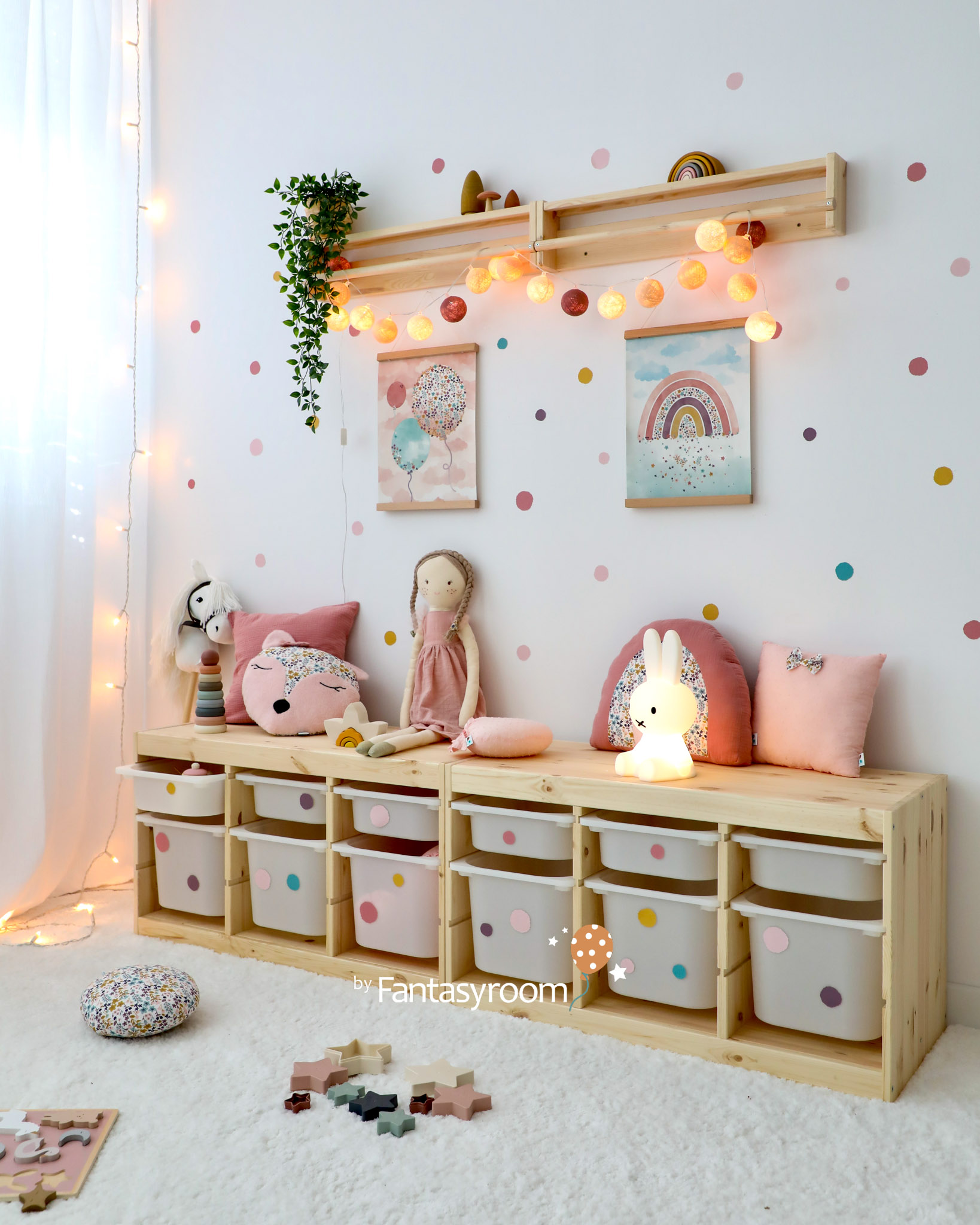 Kinder Spielzimmer mit Holzregal, Deko und Spielzeug in Pastellfarben