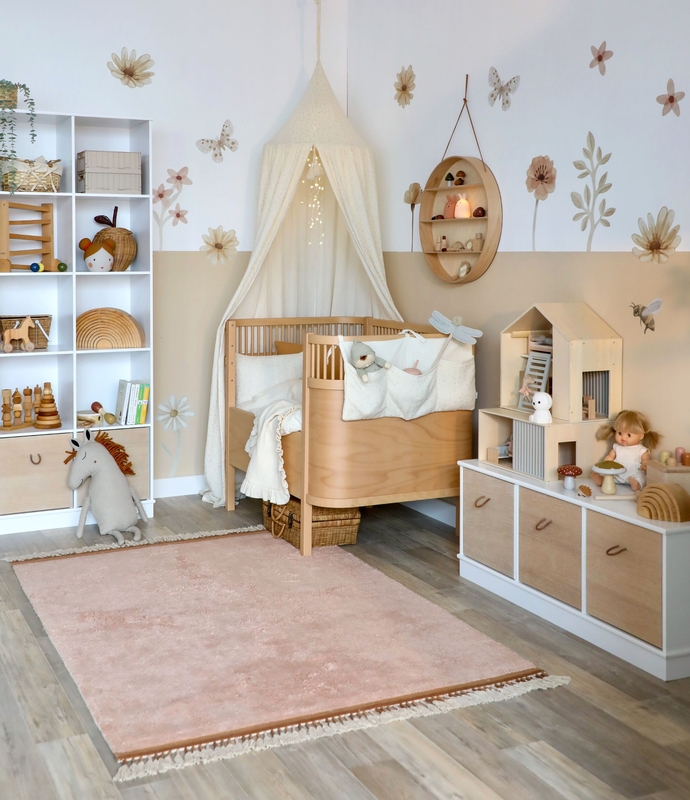 Kleinkindzimmer in Beige mit Sebra Bett, Regalen &amp; Blumenstickern