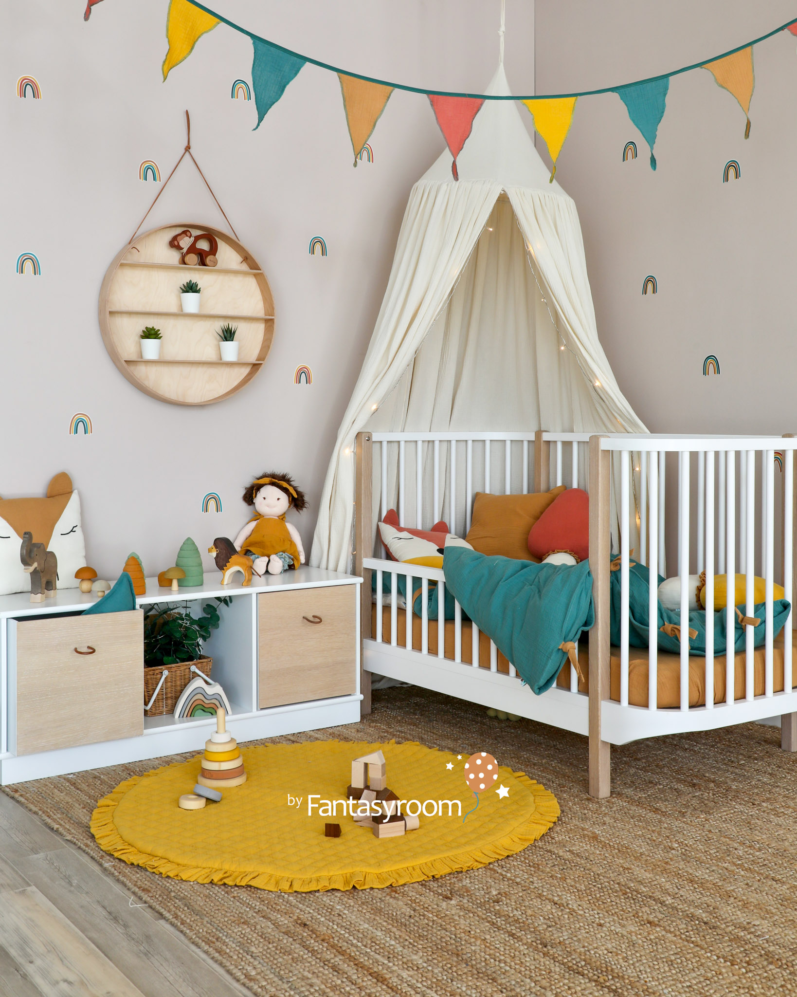 Kleinkindzimmer mit Juniorbett, Betthimmel und bunter Deko