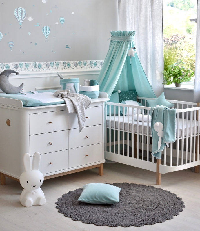 Babyzimmer mit Heißluftballons in Mint &amp; Grau
