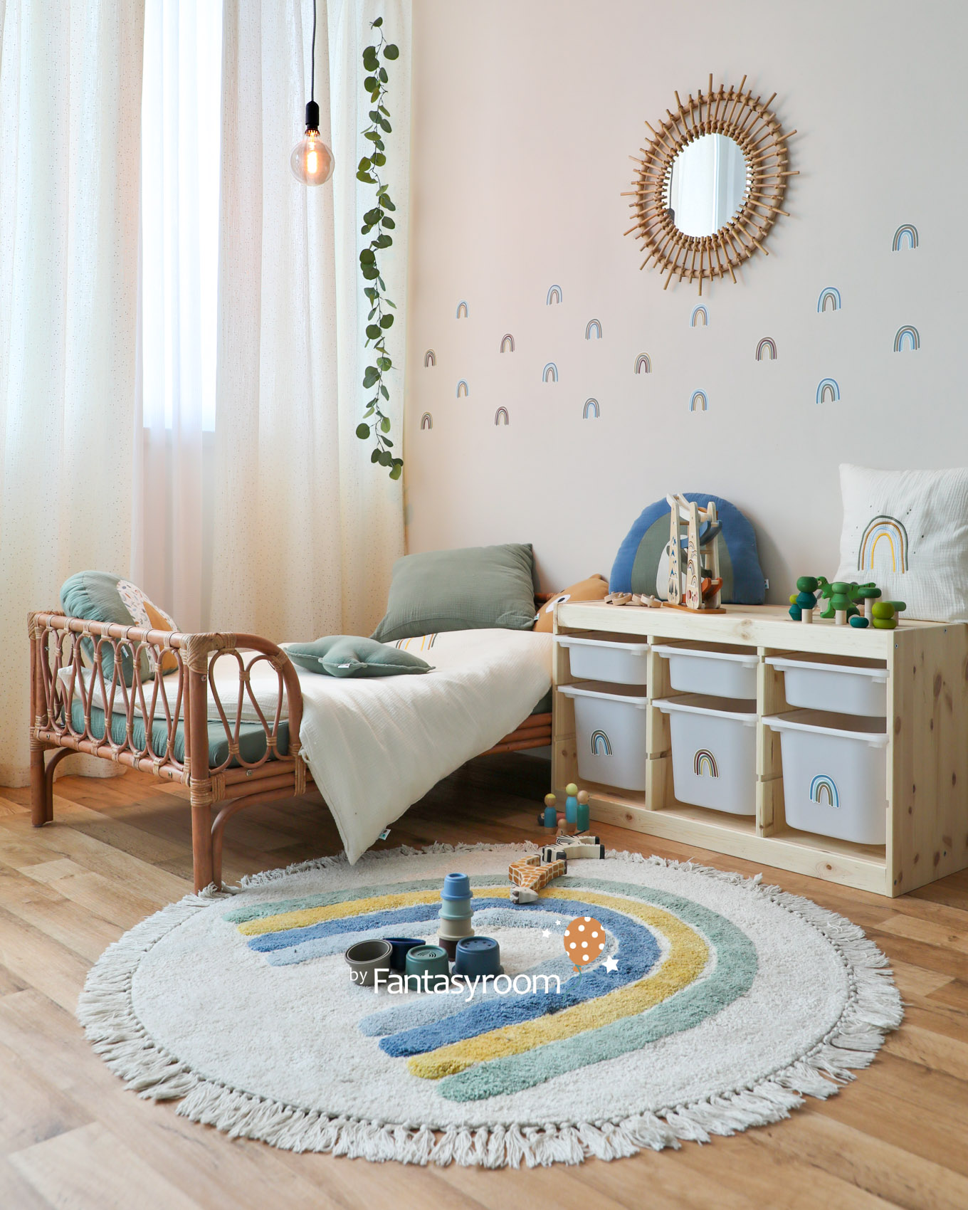 Kleines Kinderzimmer in Creme mit Kinderbett, Regenbogen Wandstickern und hellen Vorhängen
