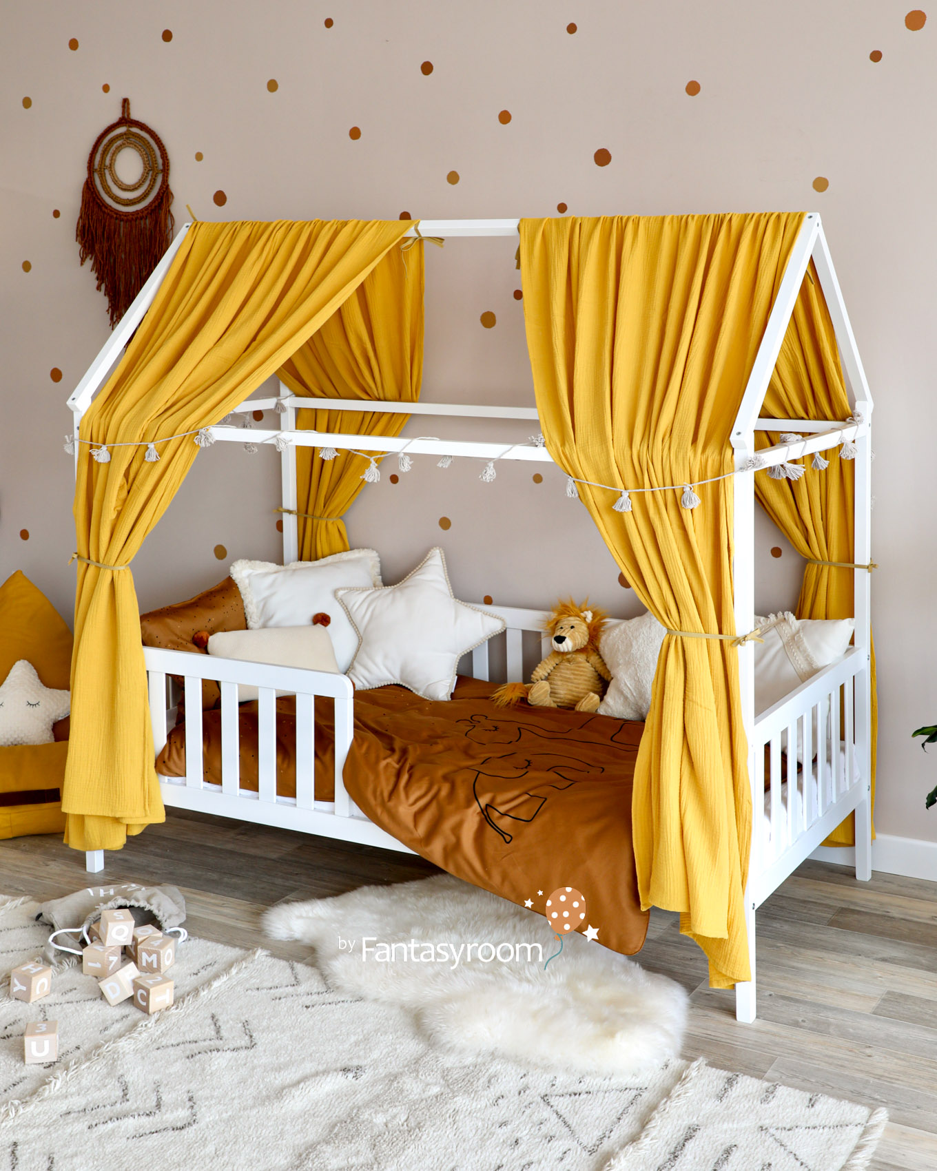 Kinderzimmer mit Hausbett und gelben Betthimmeln