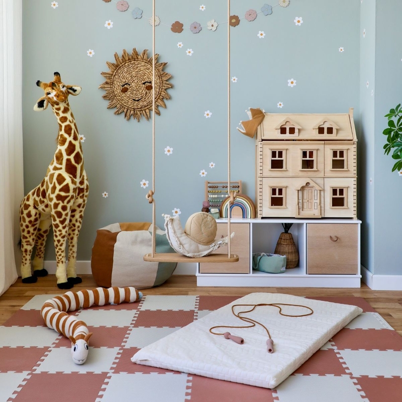 Spielzimmer mit Blumen, Puzzlematten &amp; Holzschaukel