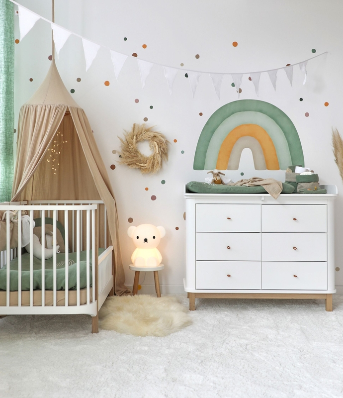 Kleinkindzimmer in Beige &amp; Khaki mit XL Regenbogen &amp; beiger Deko