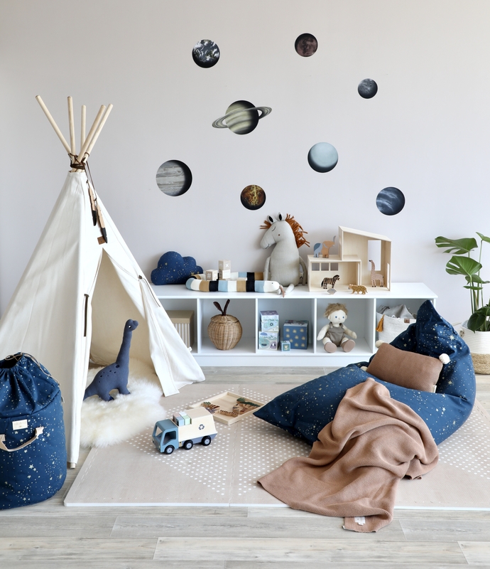 Spielzimmer mit Tipi in Beige &amp; Dunkelblau