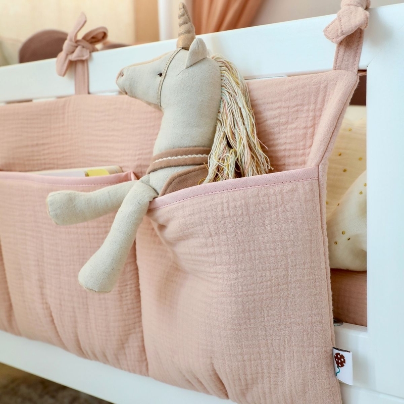 Shop-the-look-kinderzimmer-hausbett-puderrosa-beige-dinkiballoon-240923n3