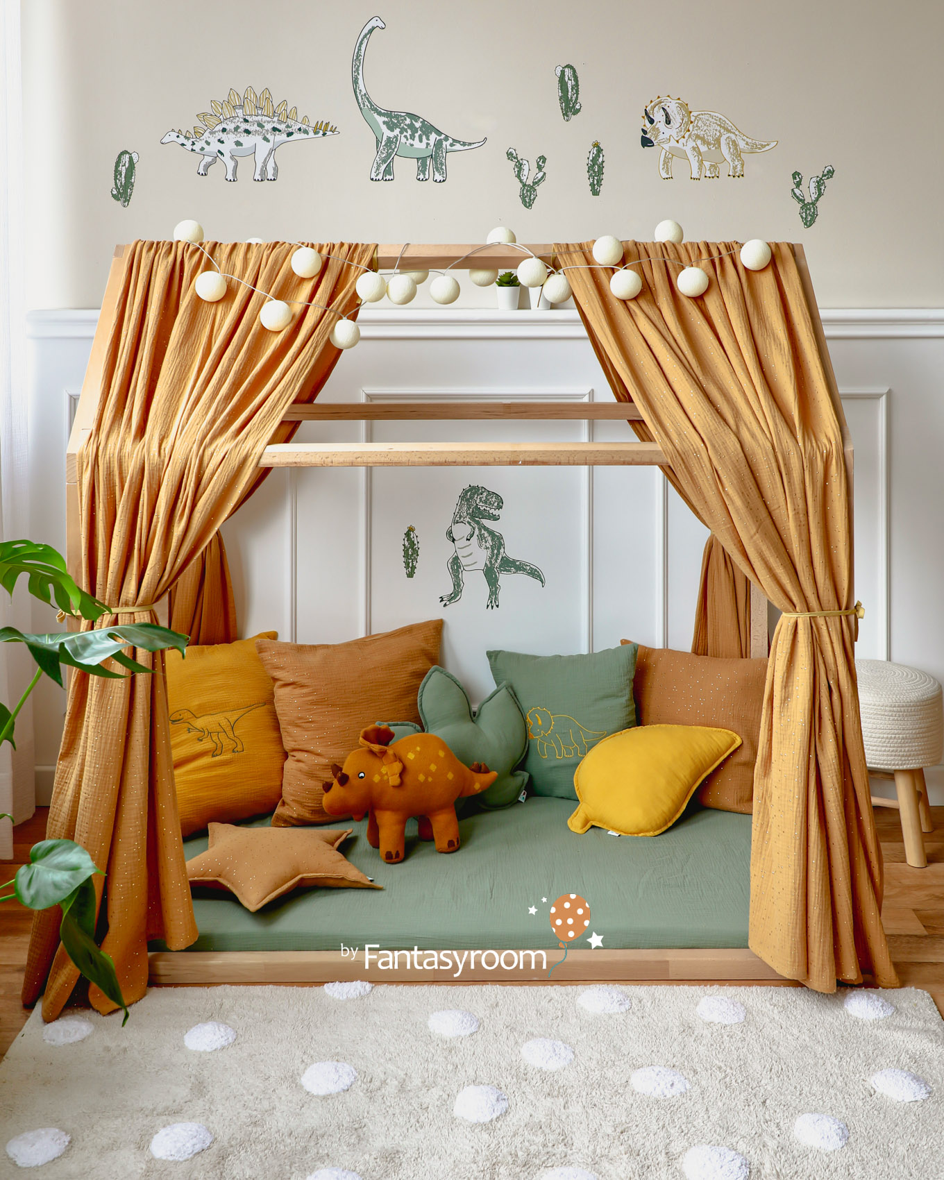 Hausbett mit Hausbett-Himmeln aus Mussein im Dino Kinderzimmer