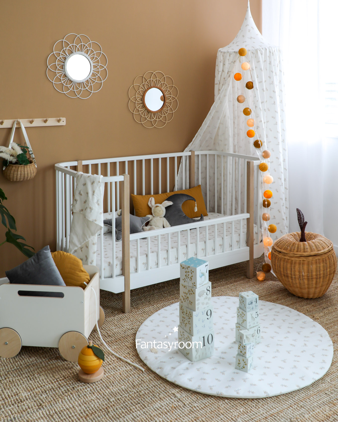 Kleinkindbett im Kinderzimmer mit Spielmatte und Wandspiegeln