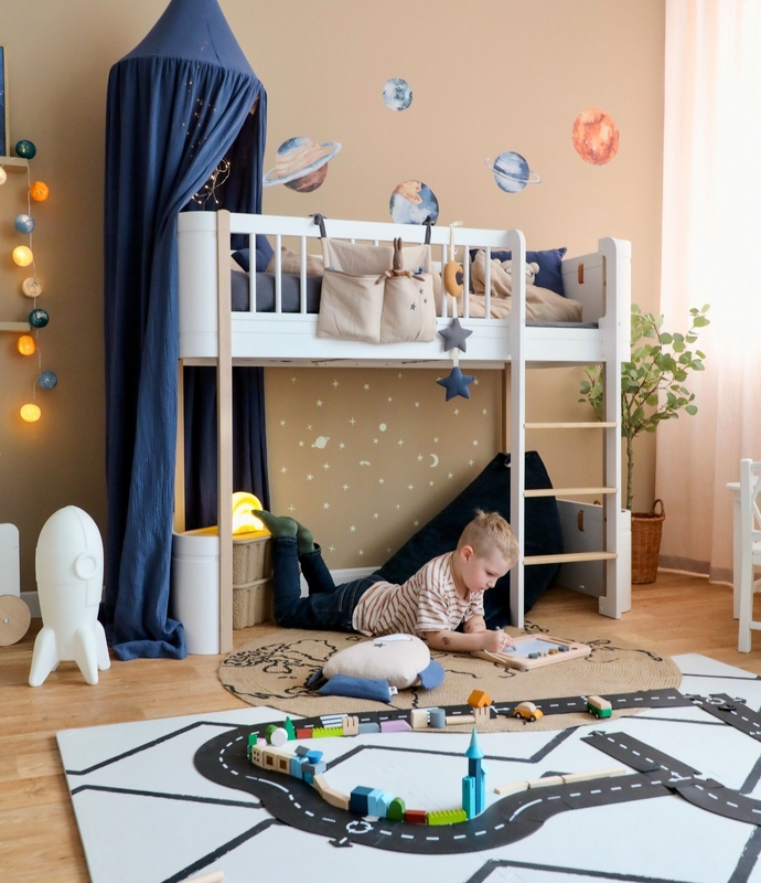 Kinderzimmer ab 6 Jahren mit Hochbett &amp; Weltall Deko in Beige/Blau