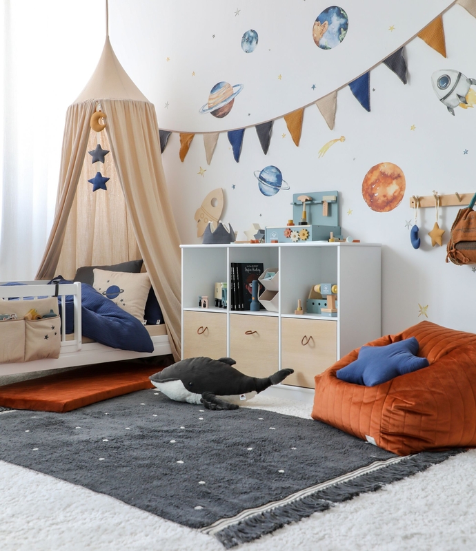 Weltall-Kinderzimmer mit Planeten-Wandtattoos &amp; Deko in Beige, Blau &amp; Camel