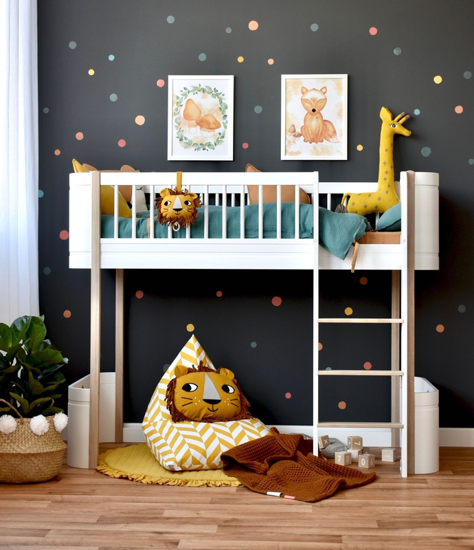 Kinderzimmer mit Punkte Stickern &amp; Halbhochbett