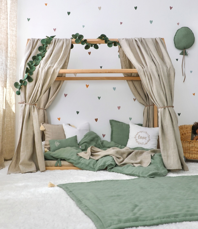 Kleinkindzimmer mit Montessori Hausbett &amp; Leinentextilien &#039;Boho&#039;