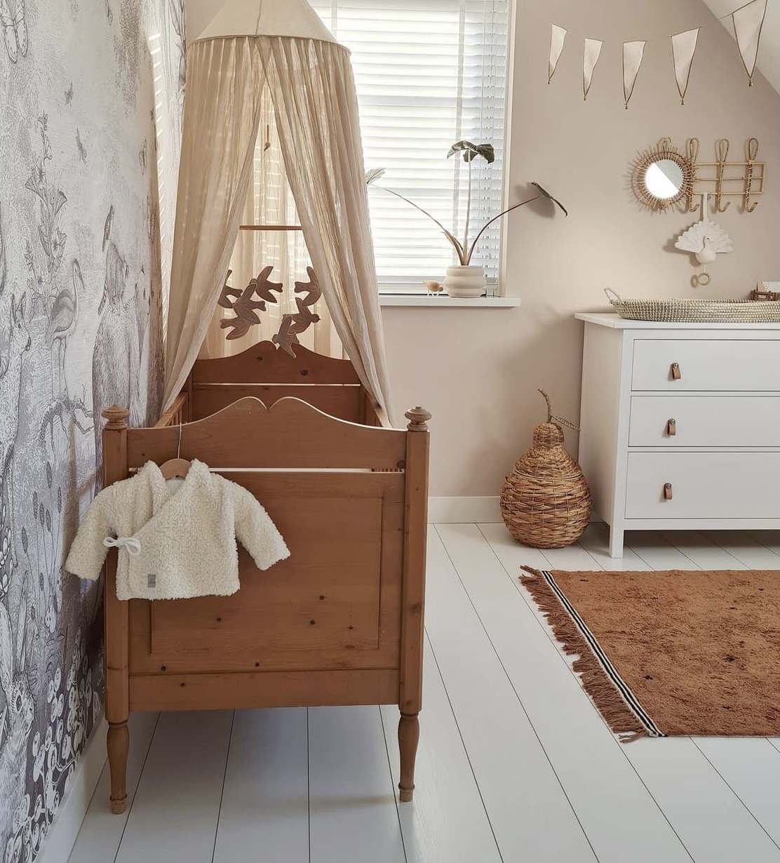 Boho Babyzimmer in warmen Farben mit Holzbett