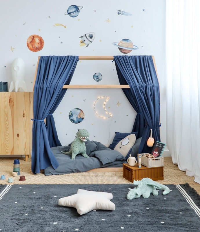 Kleinkindzimmer mit Hausbett, Betthimmeln &amp; Weltall-Deko in Blau &amp; Grau