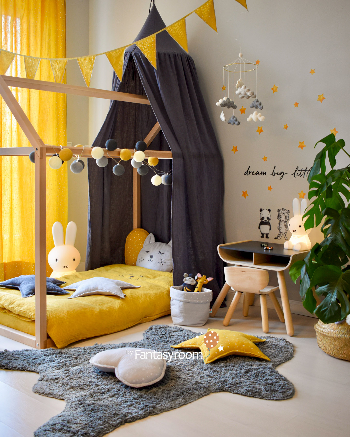Kinderzimmer in Gelb und Grau mit Hausbett und Textilien