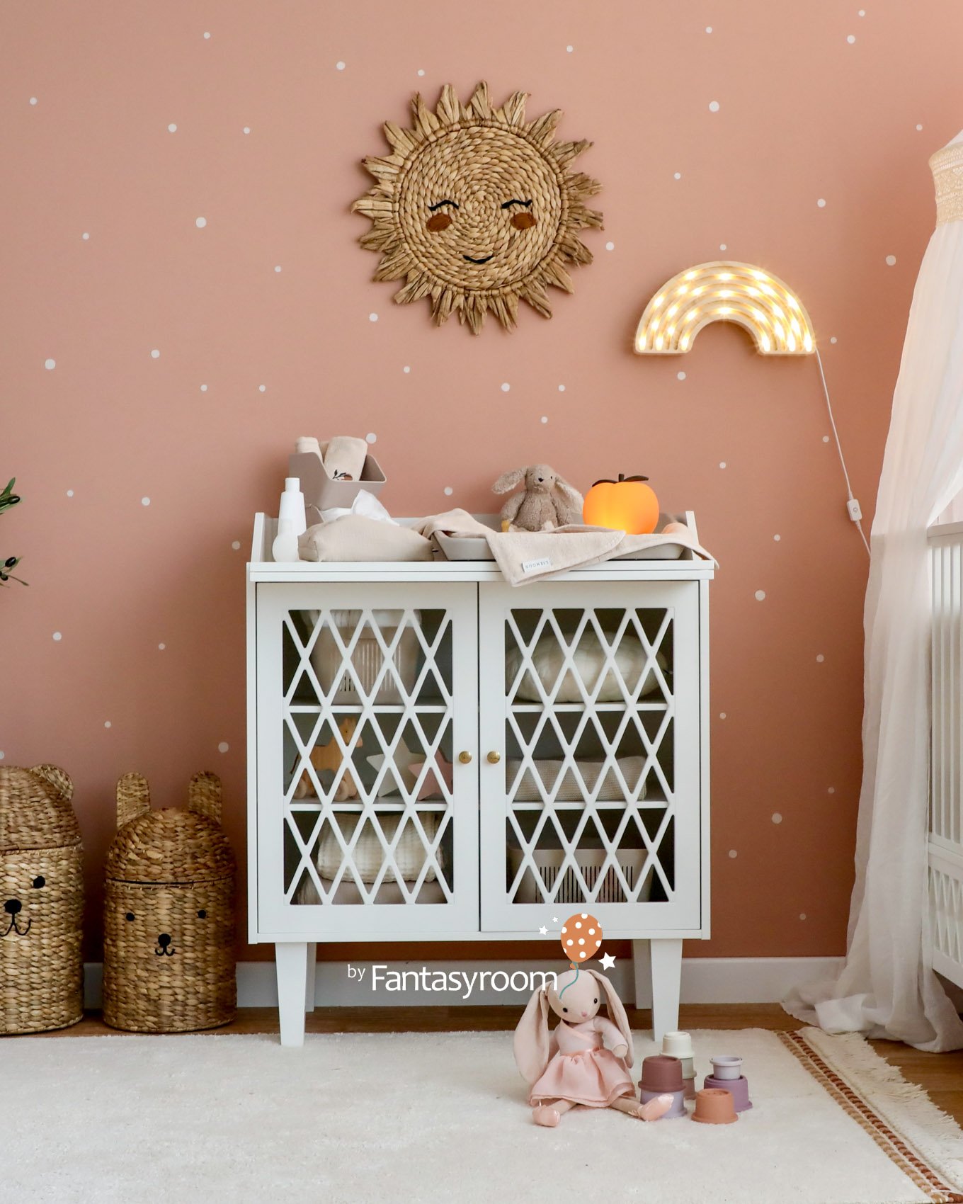 Weiße Wickelkommode von Cam Cam Copenhagen im rosa Babyzimmer