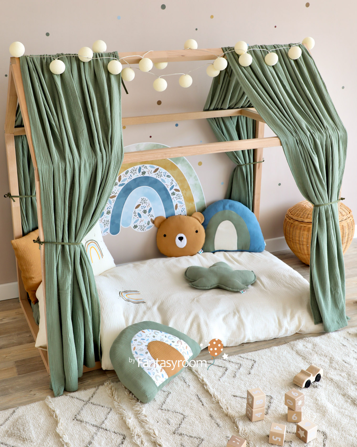 Hausbett für Kinder mit Betthimmeln und Regenbogen Deko von Dinki Balloon