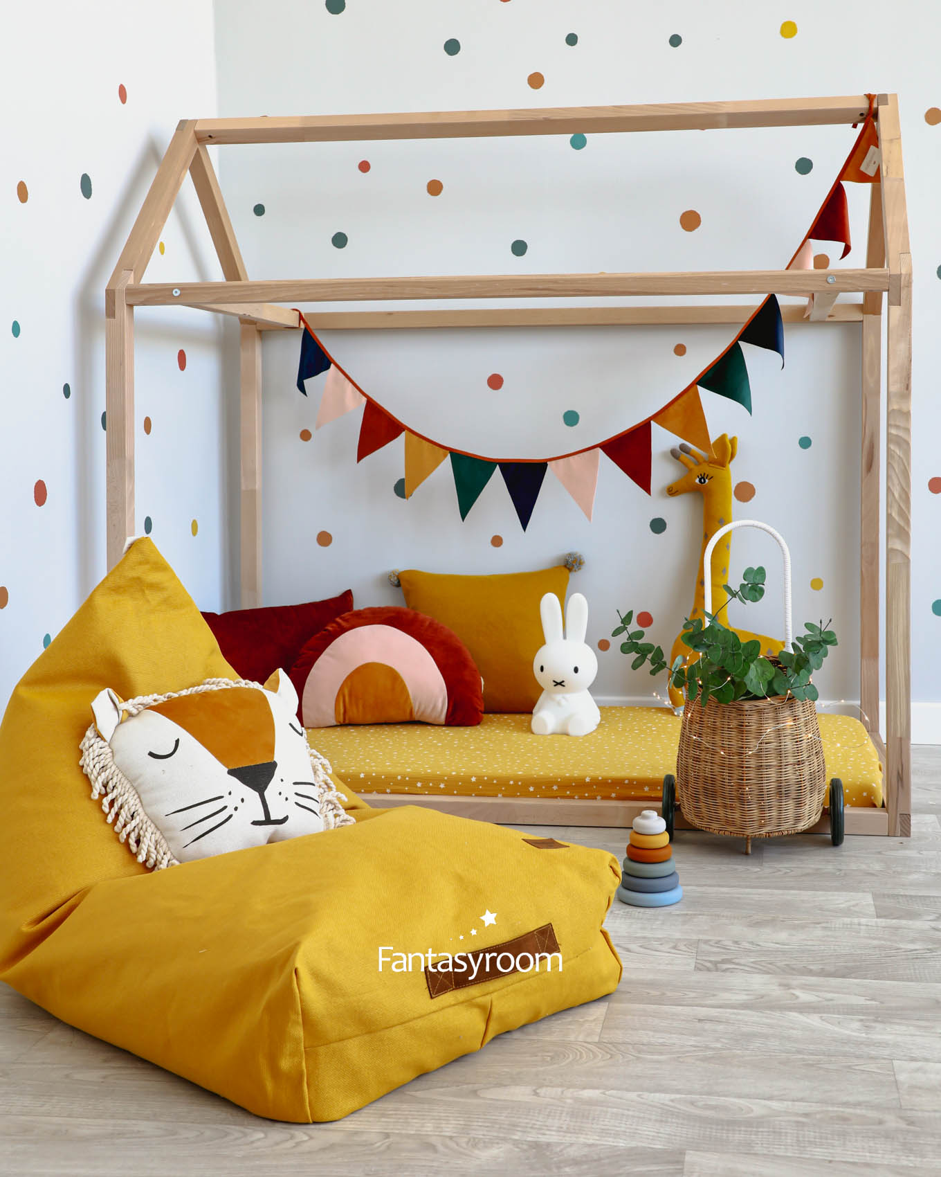 Hausbett als Spielecke im Kinderzimmer mit gelber und bunter Deko