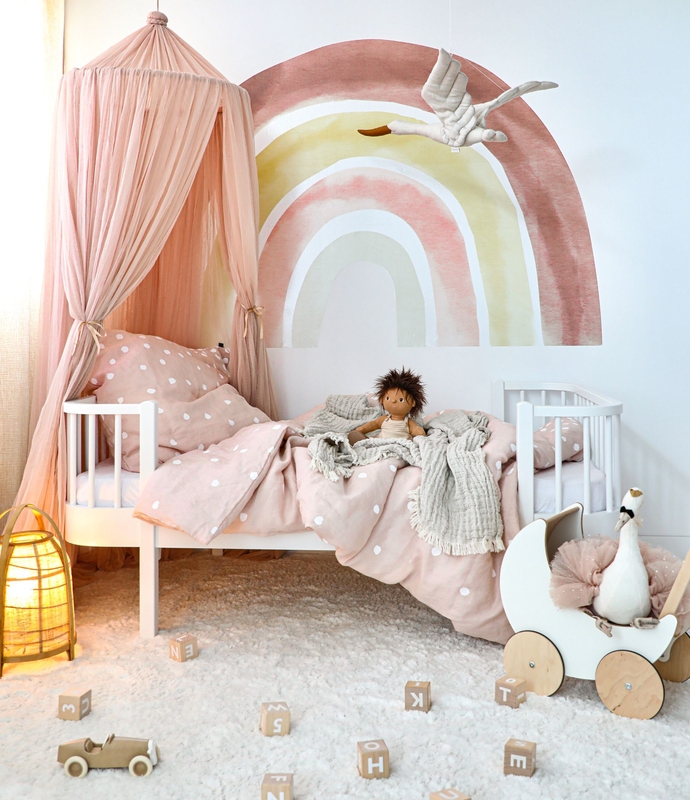 Kinderzimmer in Altrosa mit Juniorbett &#039;Wood&#039; &amp; XL Regenbogen