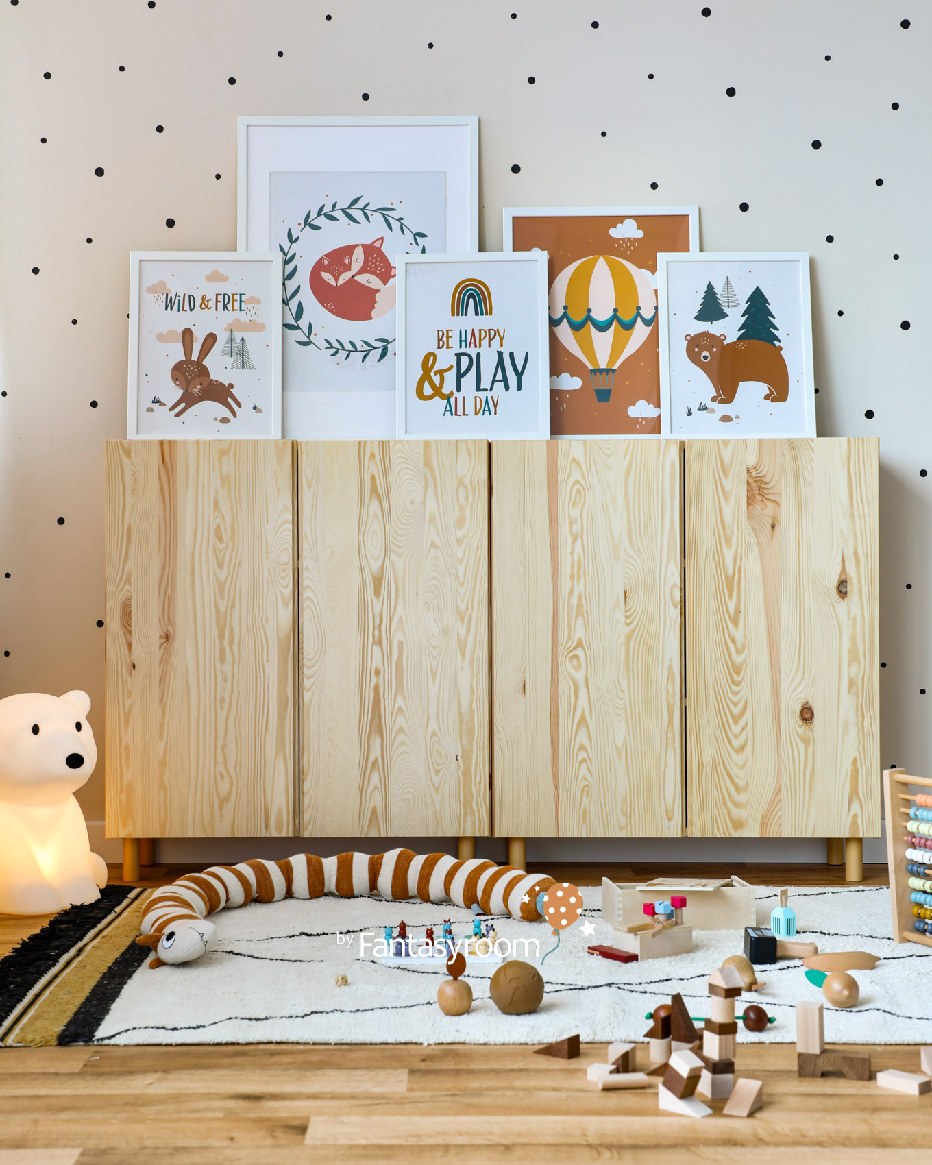Kinderzimmer mit Kuschelteppich, Holzschränken, bunten Postern und Spielzeug