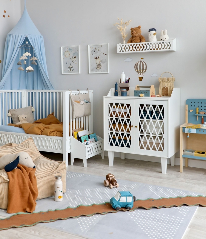 Kinderzimmer mit Spielecke &amp; Deko in Blau, Beige &amp; Camel