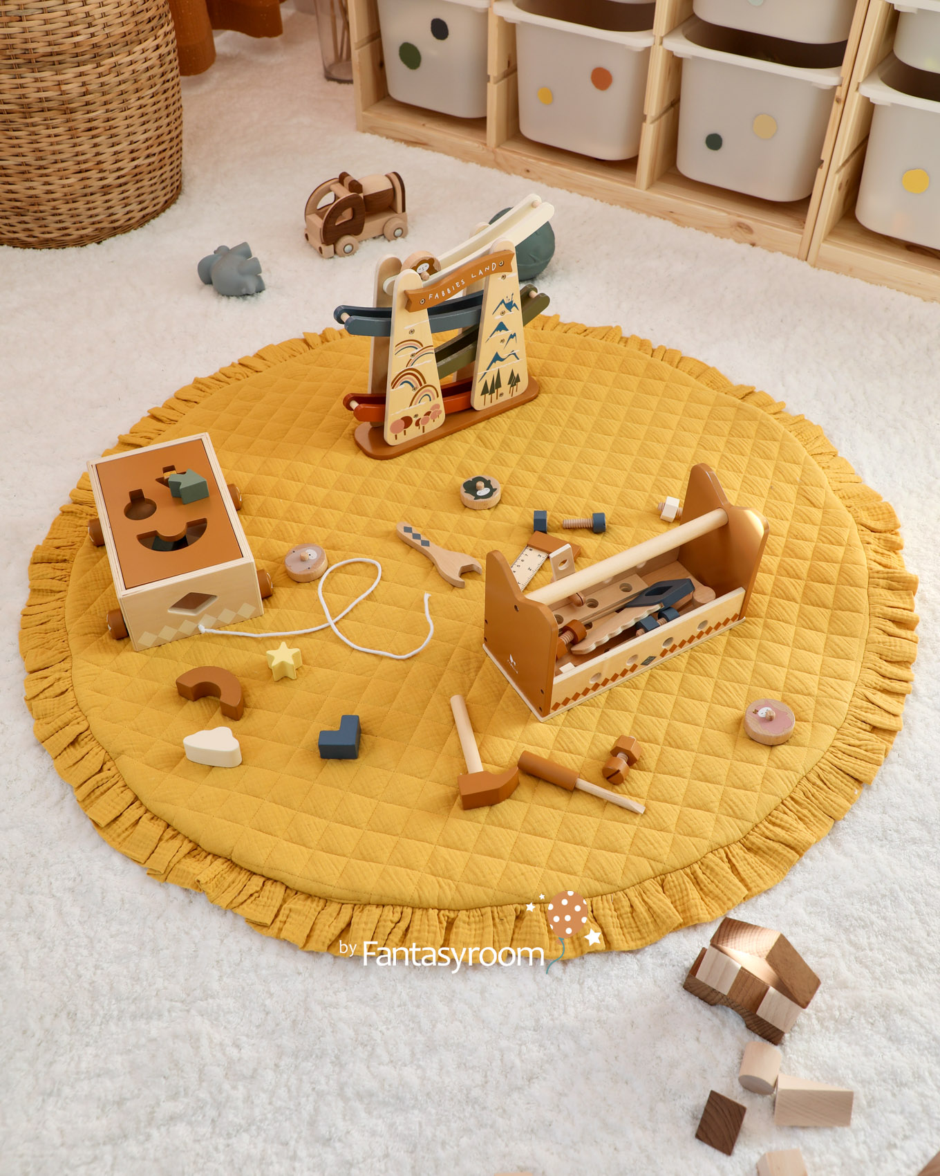 Gelbe Kinder Spielmatte mit Holzspielzeug