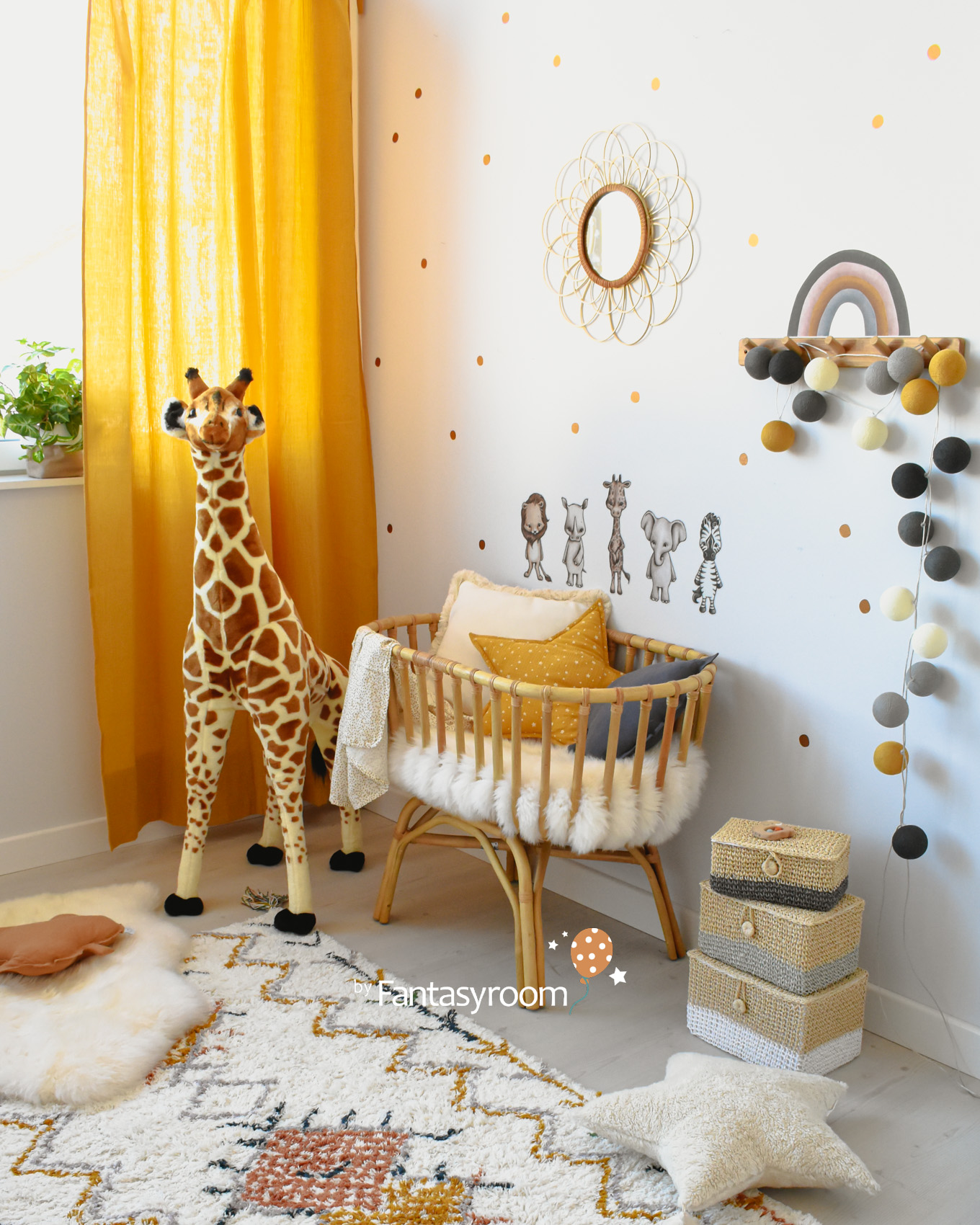 Babyzimmer mit Rattanwiege und senfgelben Vorhängen