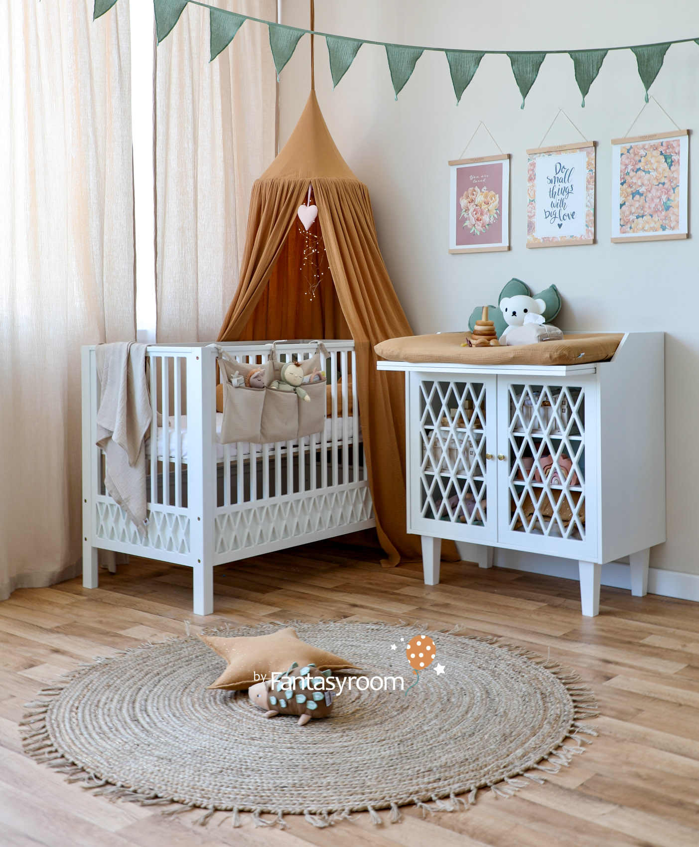Babyzimmer mit cremefarbenen Wänden, Betthimmel und Ausstattung in Camel und Jute Teppich