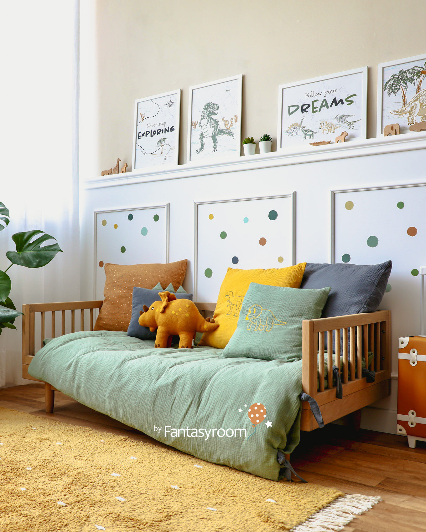 Kinderzimmer mit Kinderbett, Dino Deko und gelbem Teppich