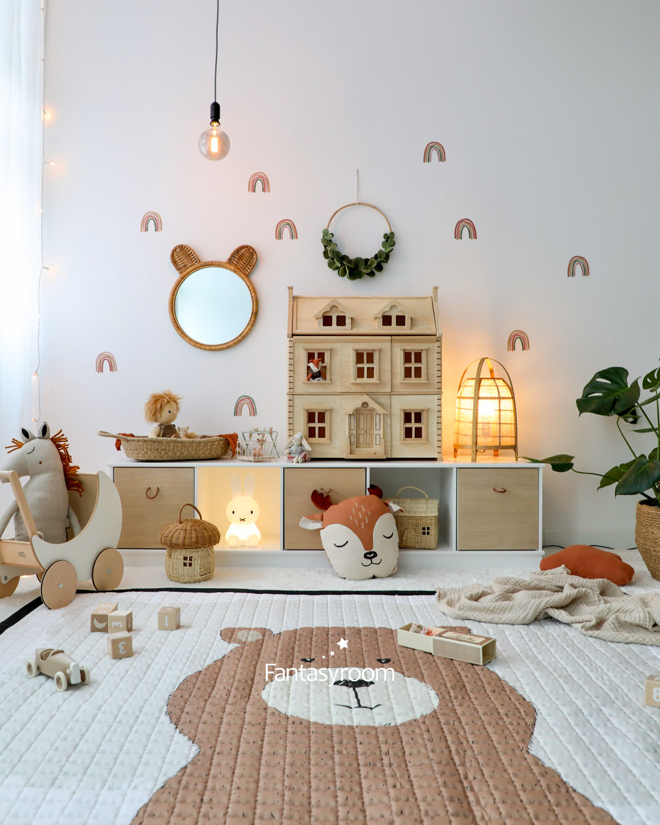 Gemütliches Spielzimmer in Naturfarben mit Holzspielzeug und großer Spielmatte
