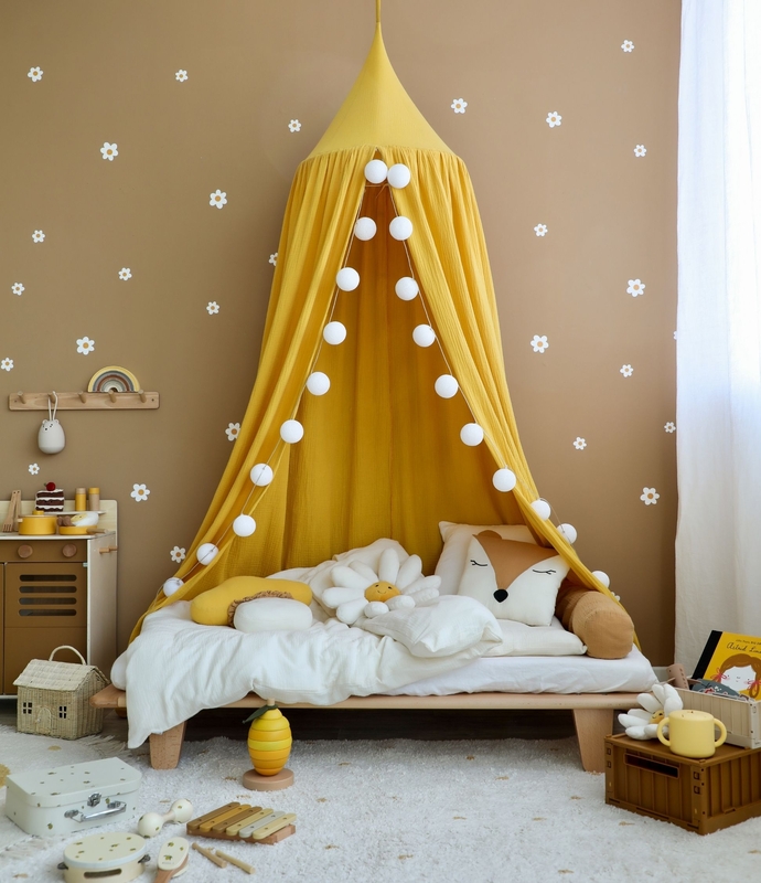 Kinderzimmer in sonnigem Senfgelb mit Blumendeko &amp; Kuscheltextilien