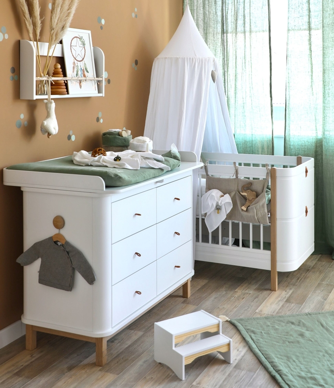 Babyzimmer in Weiß &amp; Khaki mit Leinentextilien