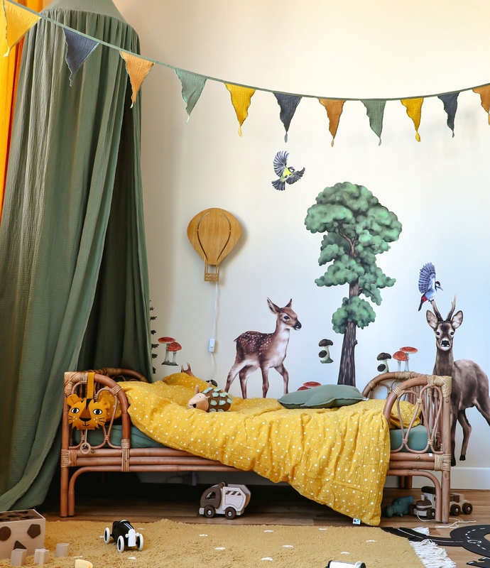 Kinderzimmer in Khaki &amp; Senfgelb mit Rattanbett &amp; Waldtieren