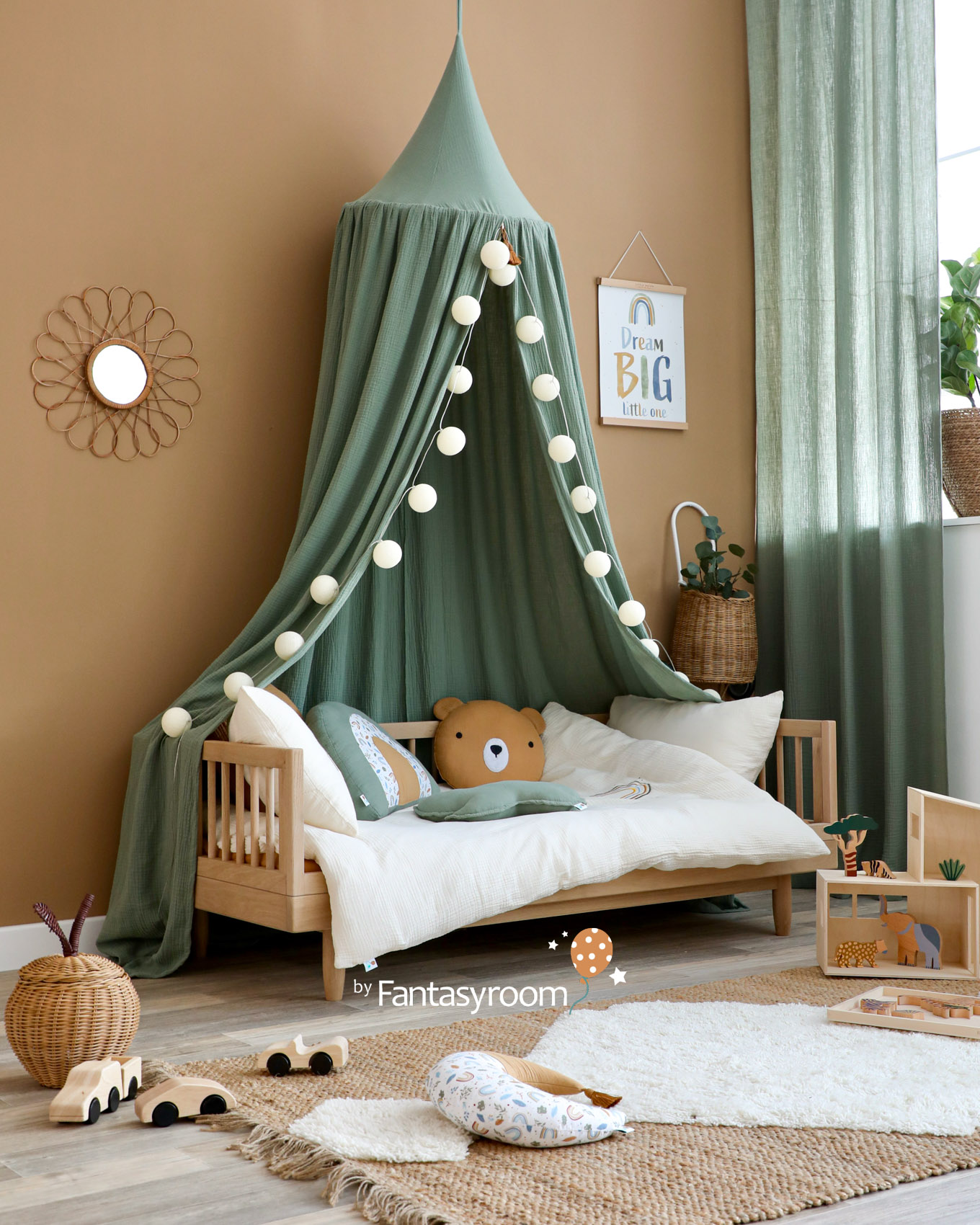 Gemütliches Kinderbett mit Musselin Baldachin in Khaki und cremefarbener Kinderbettwäsche