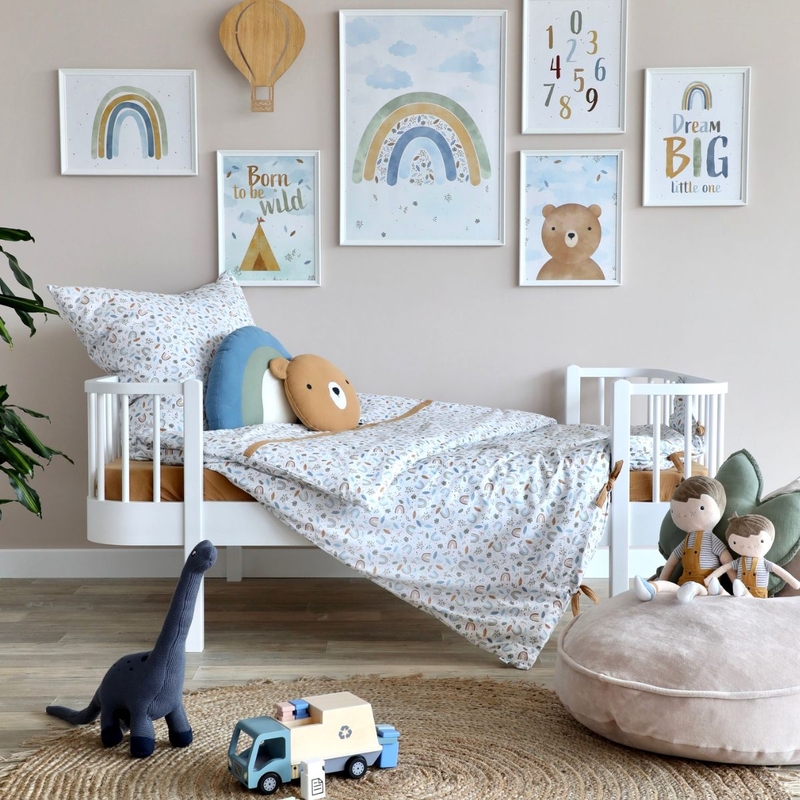 Kinderzimmer mit Juniorbett, Regenbogendeko &amp; bunten Postern