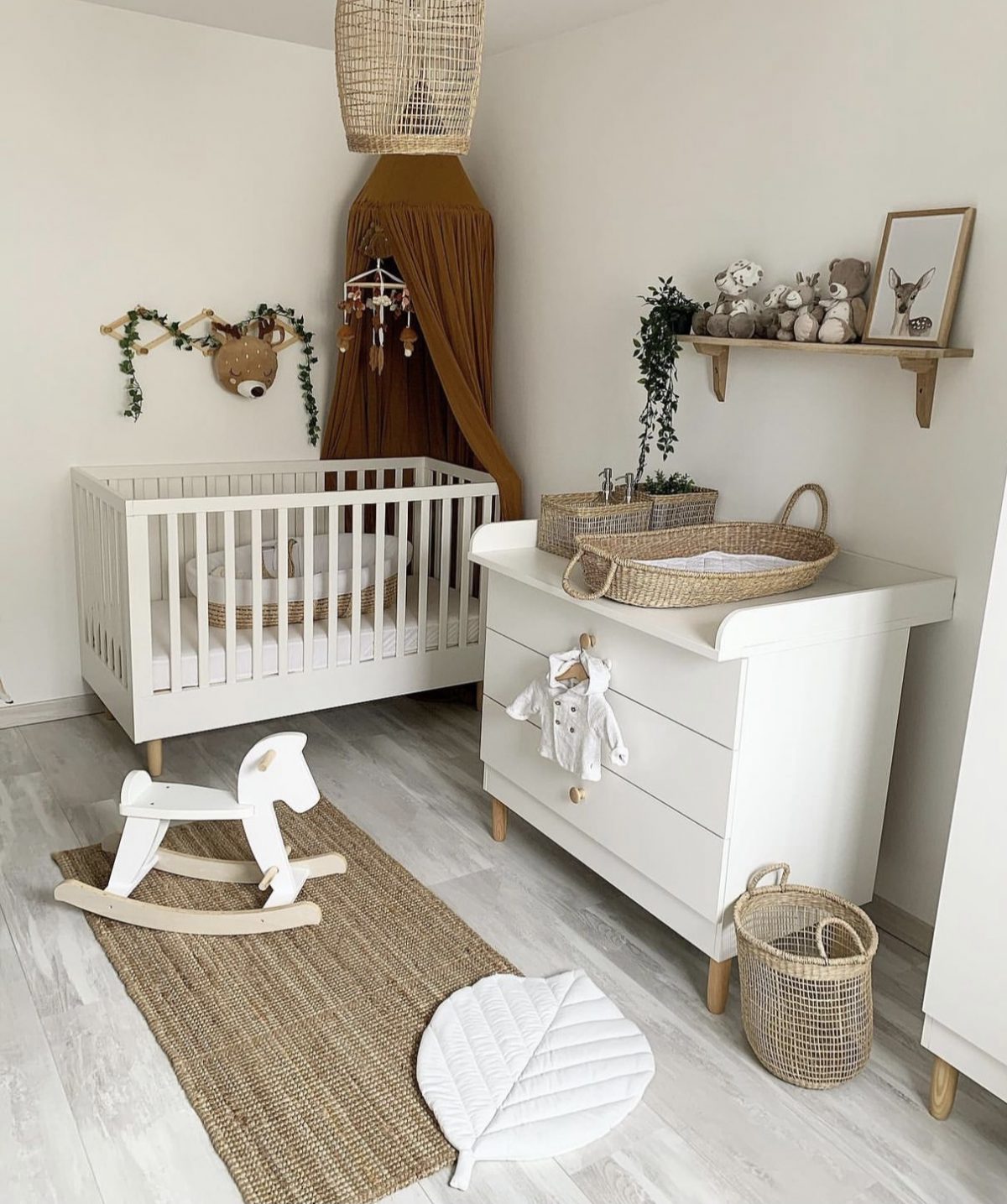 Boho Babyzimmer mit Korbdeko & Konges Sløjd Betthimmel