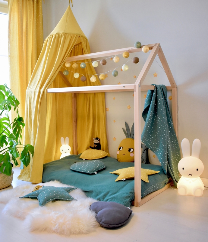 Kinderzimmer mit Hausbett im tropischen Look
