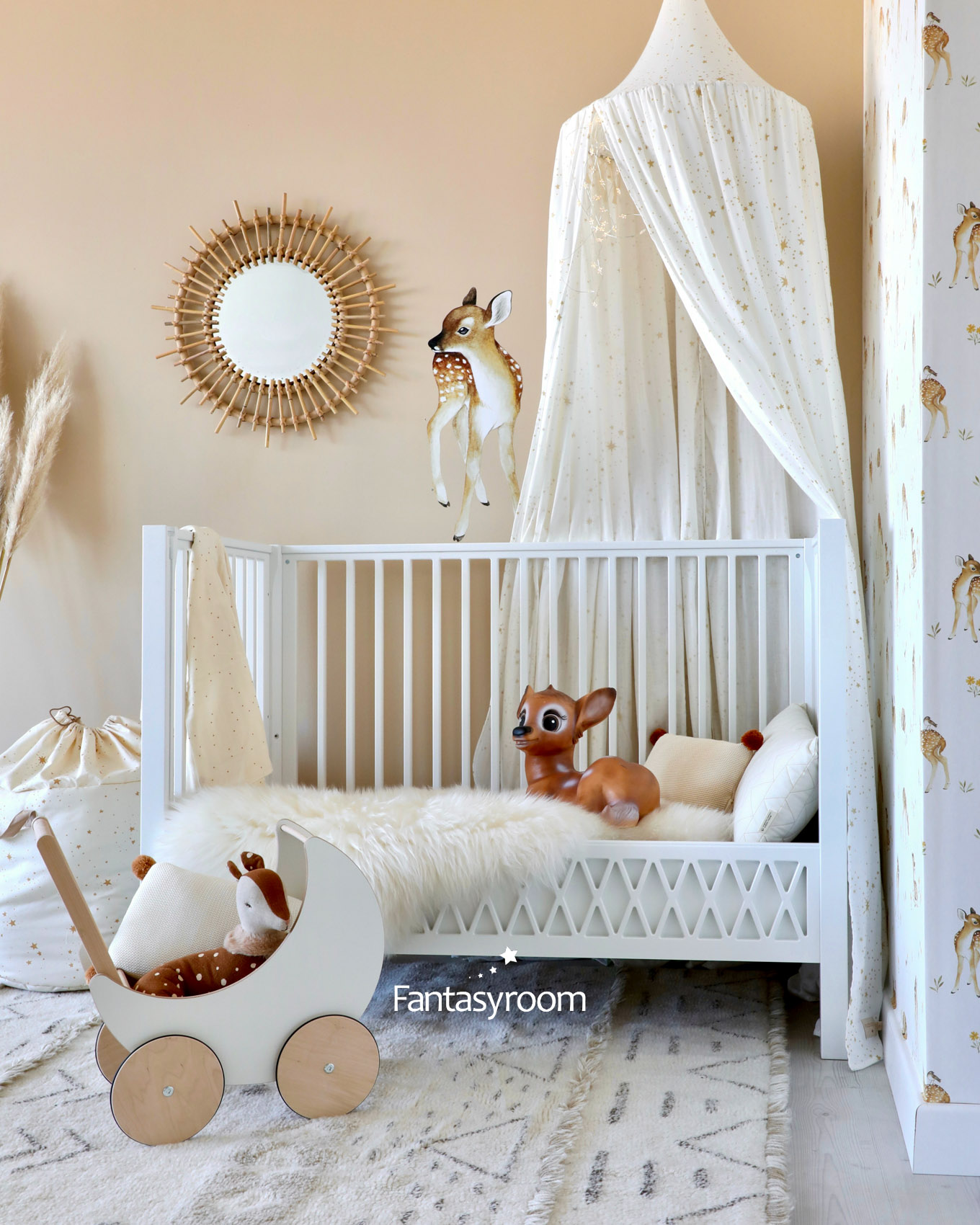 Kleinkindzimmer in Beige mit Juniorbett, Spiegel und Wandsticker