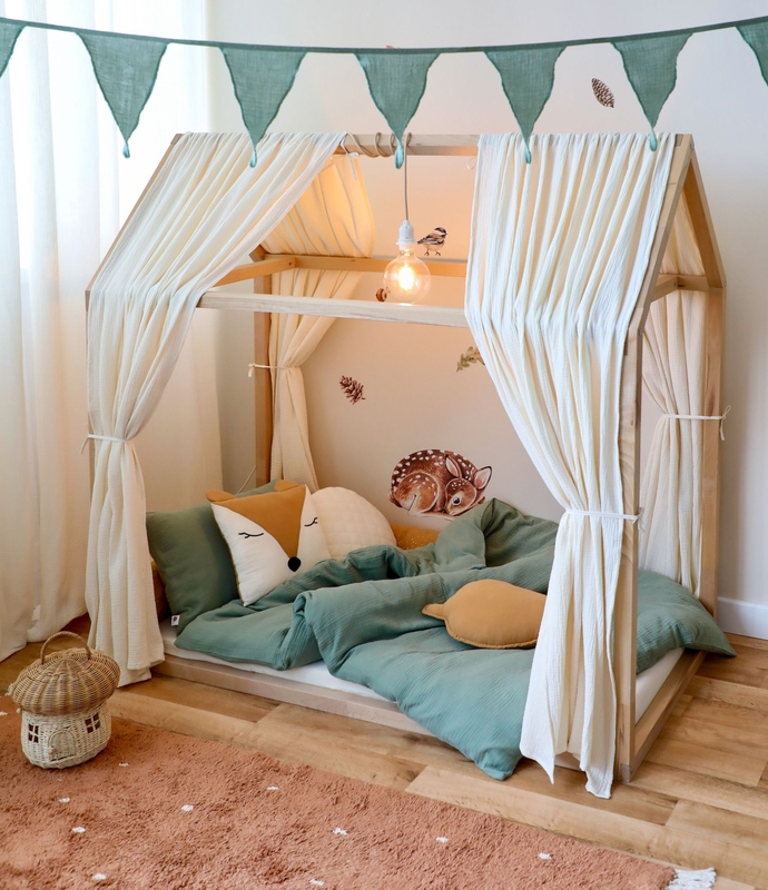 Montessori-Hausbett mit kuscheliger Ausstattung &amp; Waldtiere Deko