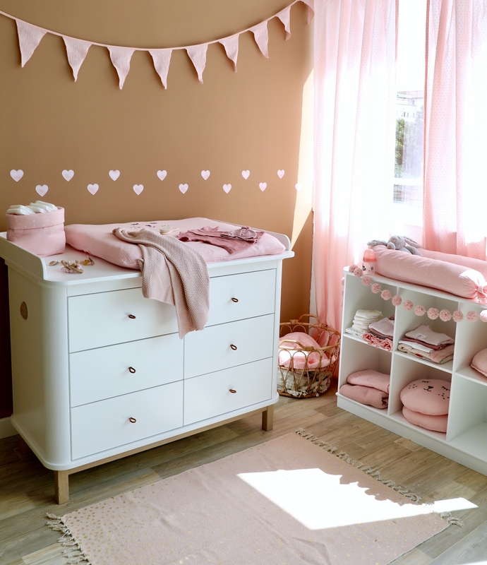 Babyzimmer mit Textilien in Rosa