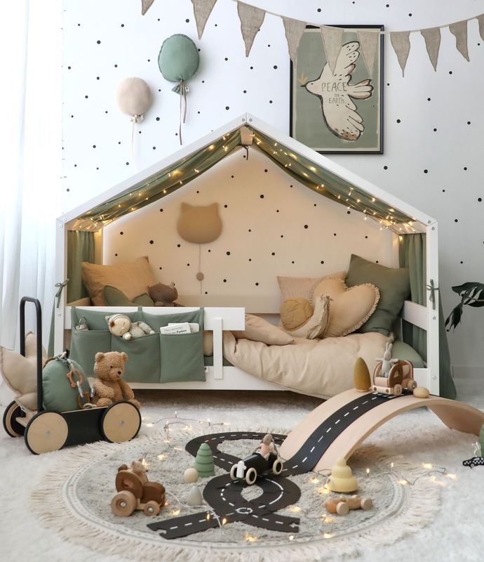 Kinderzimmer mit Hausbett &amp; Kuscheltextilien in Beige &amp; Khaki