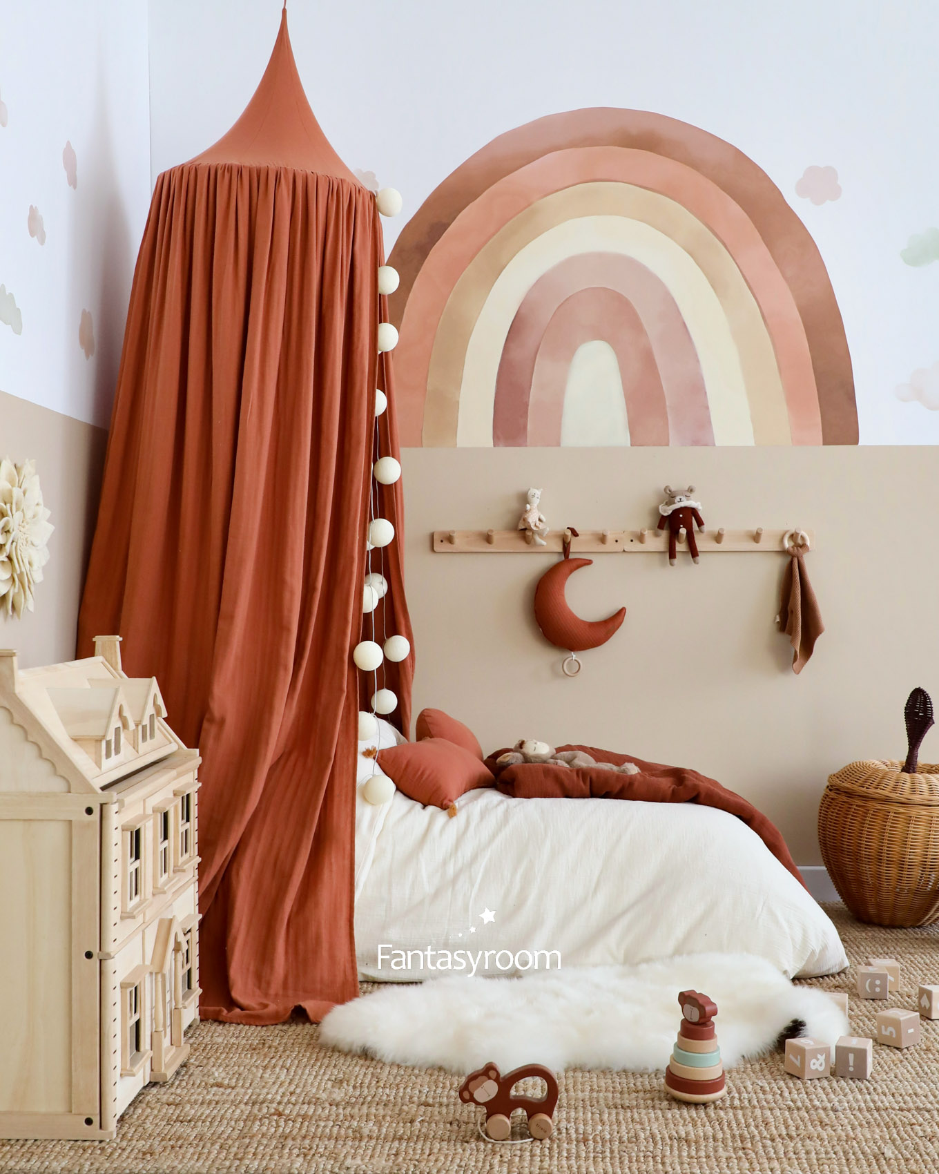 Kinderzimmer mit Betthimmel, Bettwäsche und Regenbogen Wandsticker in Beige und Rostrot