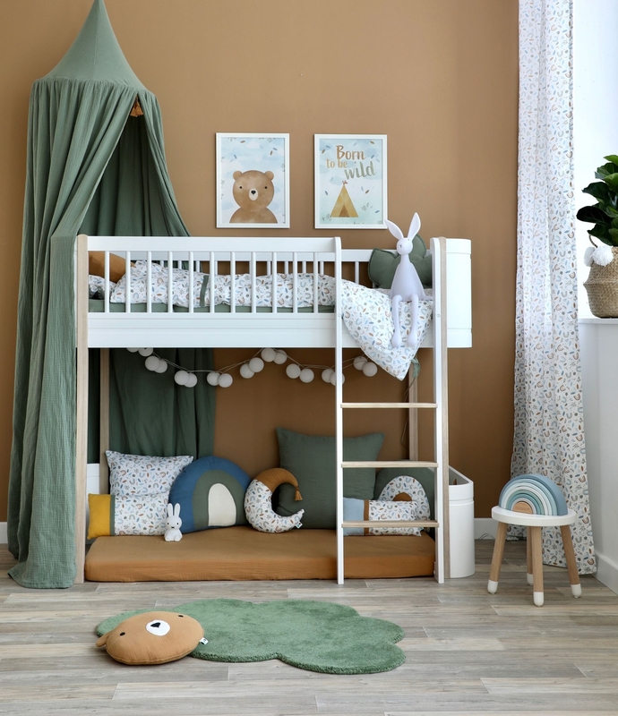 Kinderzimmer mit Halbhochbett Mini+ &amp; Regenbogen-Deko