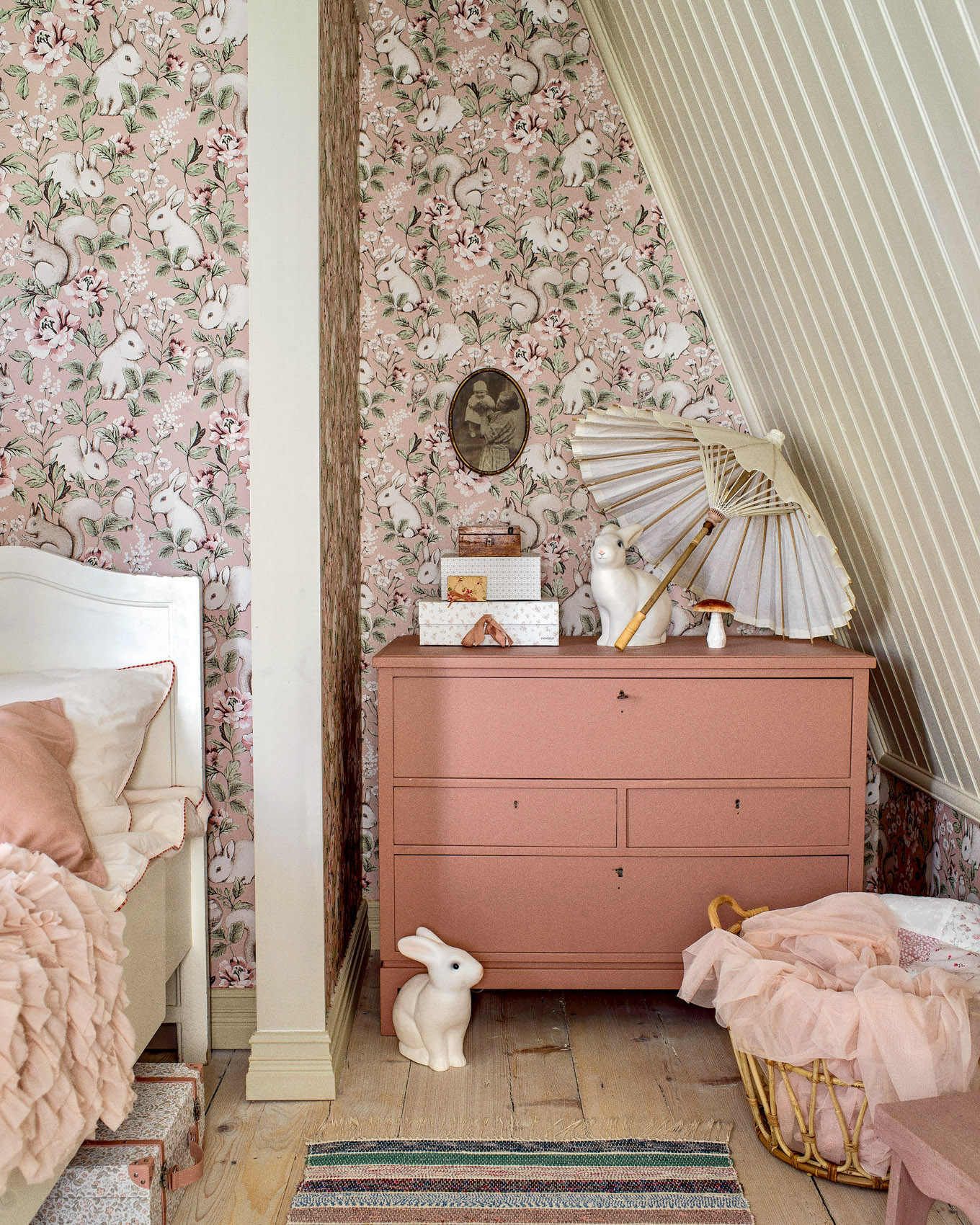 Mädchenzimmer mit rosa Newbie Kindertapete mit Hasen