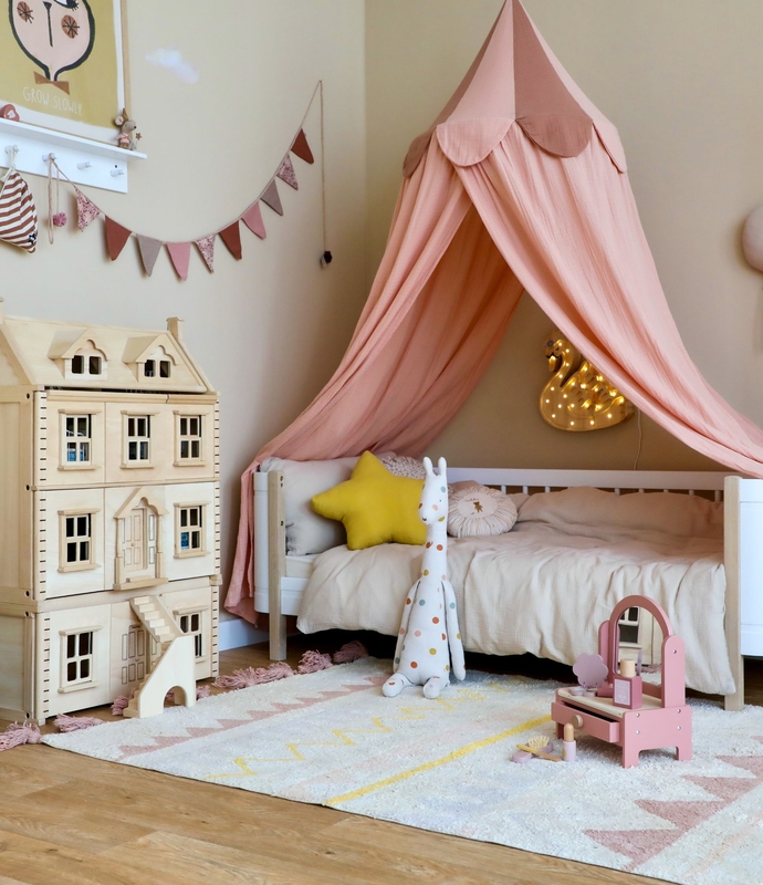Kinderzimmer mit Juniorbett &amp; Plantoys Puppenhaus