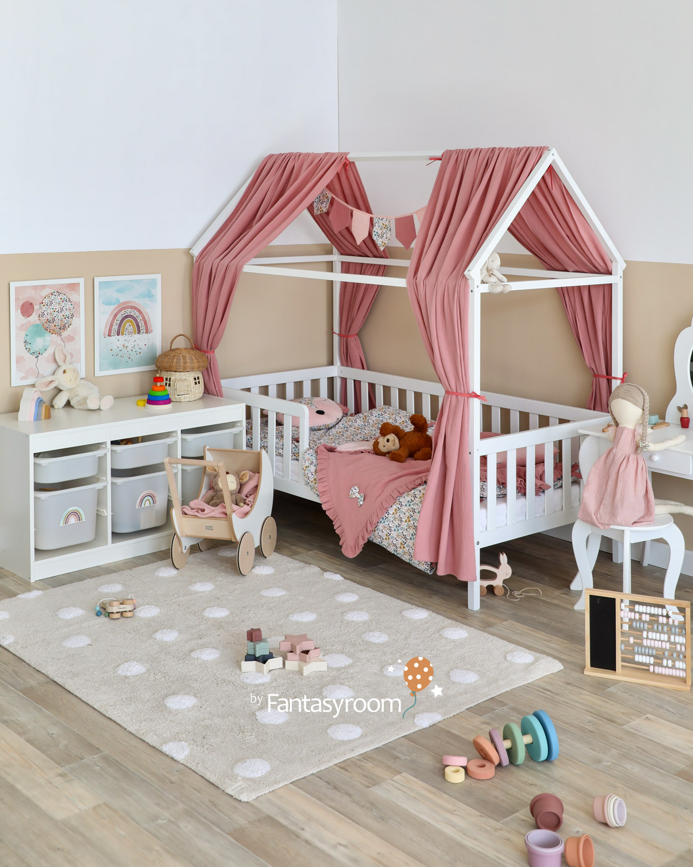 Kinderzimmer mit Hausbett und passenden Betthimmeln in Altrosa
