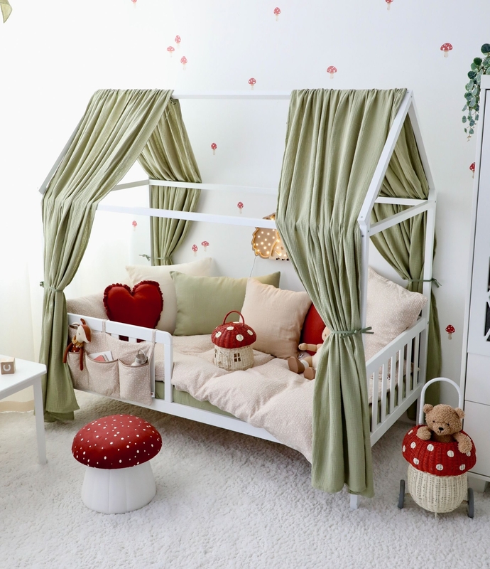 Kinderzimmer mit weißem Hausbett &amp; Glückspilz-Deko in Grün/Rot