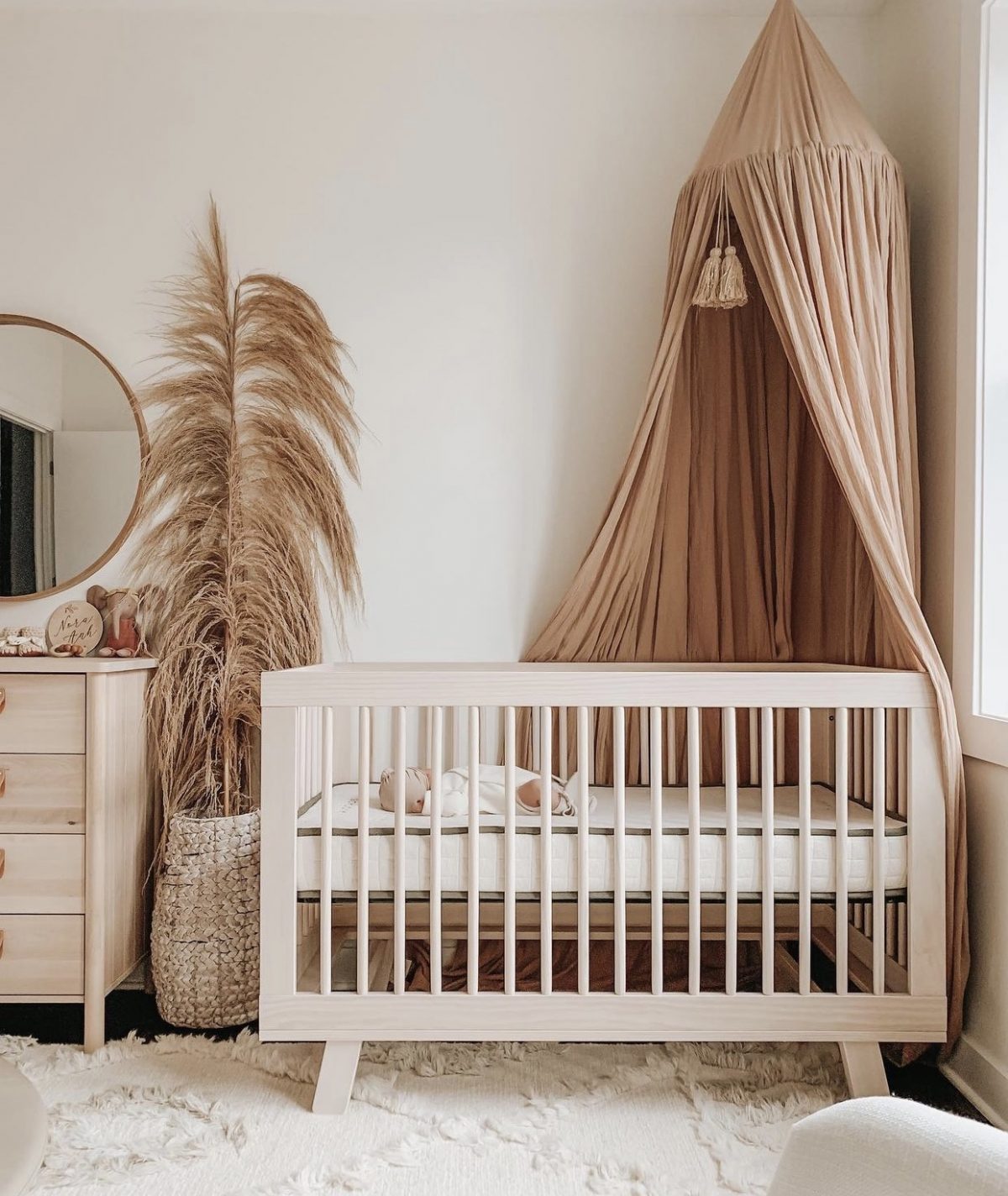 Babyzimmer im Boho Stil mit Holzbett & Konges Sløjd Betthimmel