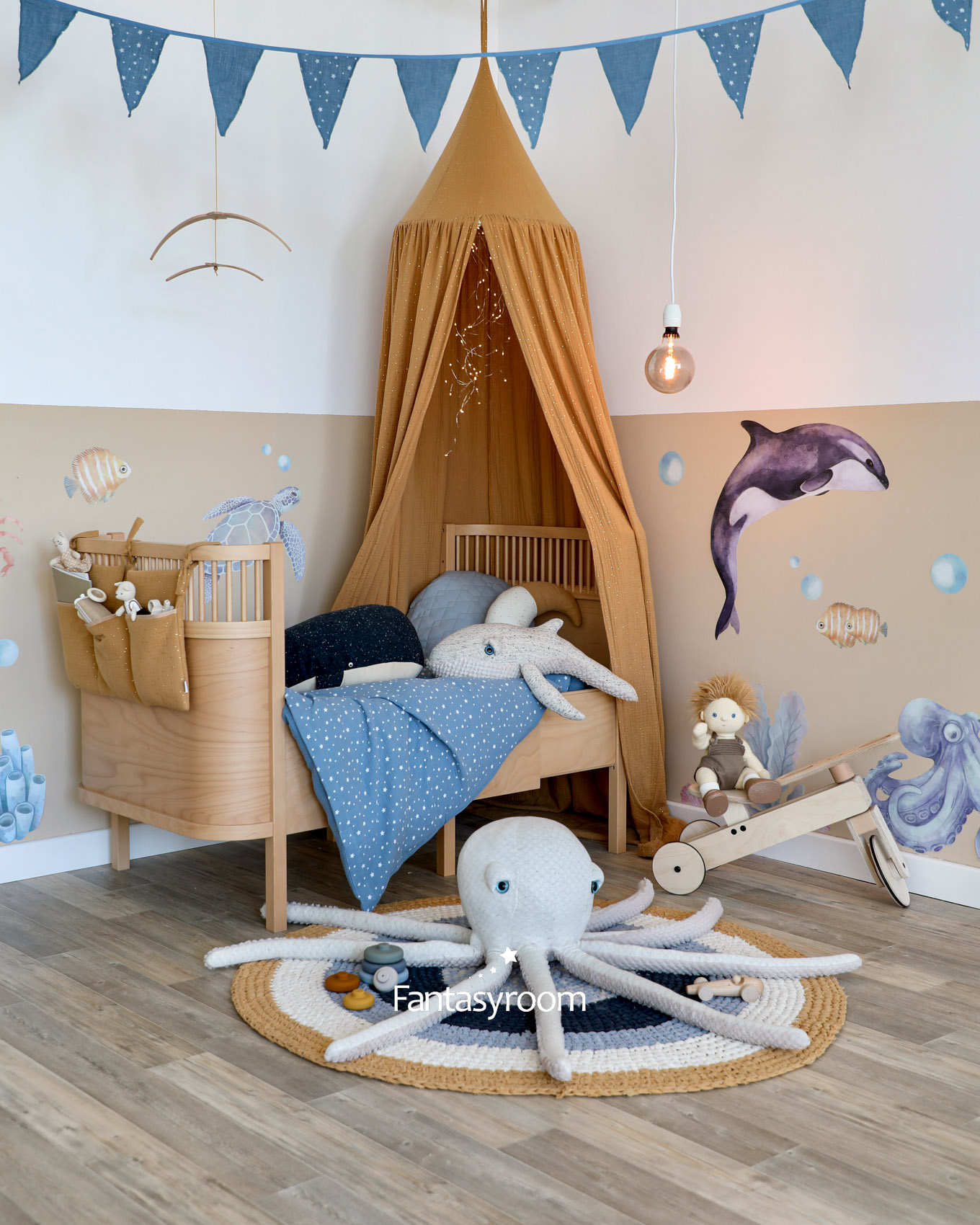 Kinderbett mit blauer Bettwäsche, Unterwasser Wandstickern und beigen Wänden